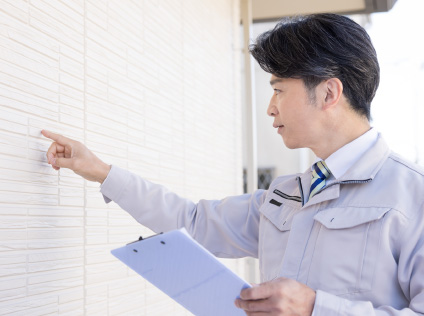 人が点検をしている