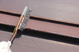 塗料を塗布している