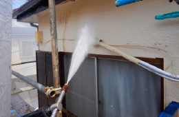 高圧洗浄機で洗浄している