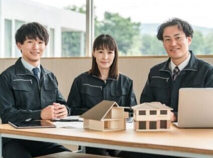 作業服を着た営業マン